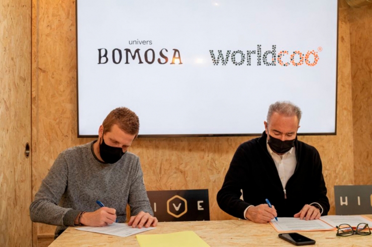 El CEO de Worldcoo, Sergi Figueres i el fundador d'Univers Bomosa, Turi Mora, durant la signatura del conveni.